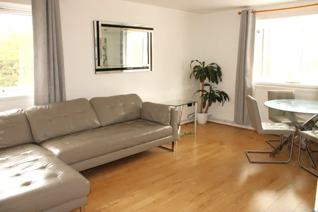 Photo 2 — Gurney Close. Barking, IG11