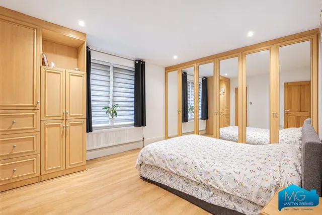 Royal Drive, London, N11, photo 2