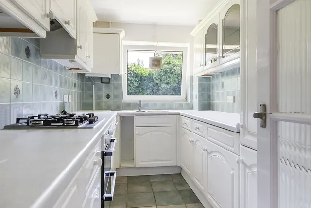 Priory Court, Tower Hill, RH4, photo 3