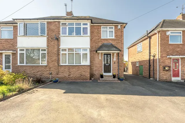Court Crescent, Kingswinford, DY6 9RJ, photo 1