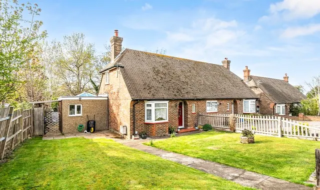 Rosebank, Epsom, KT18, photo 1