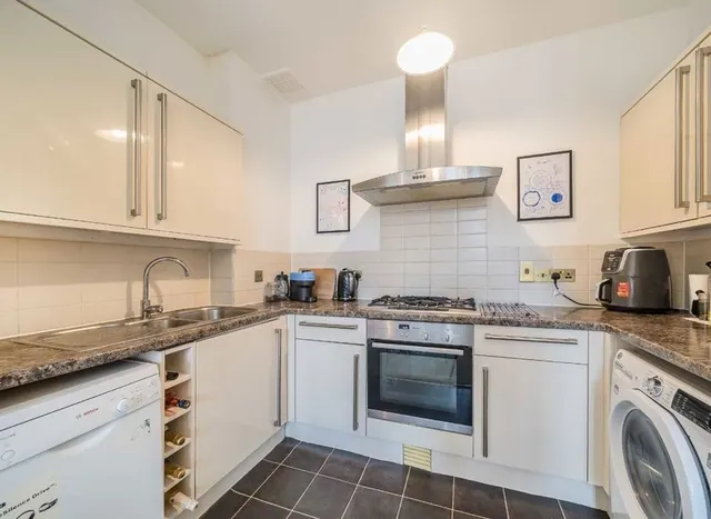 Photo 3 — Clapham Road, Clapham, SW9