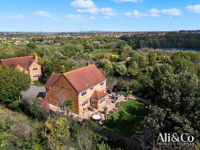 Photo 3 — Hatton Close, Grays, Essex, RM16 6RP