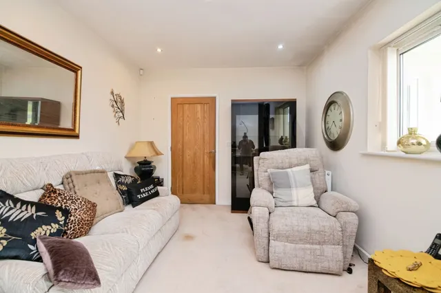 Elizabeth Walk, Tipton, DY4, photo 3