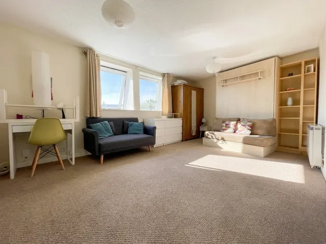 London, SW20, photo 1