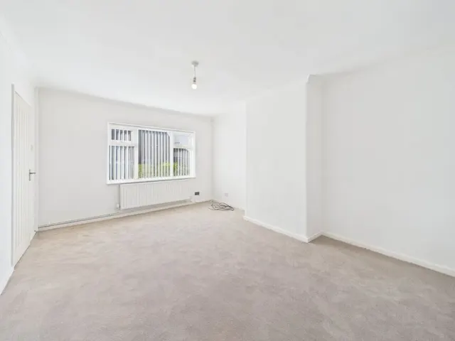 Second Avenue, Carrbrook, SK15, photo 3