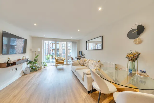 Photo 2 — 6 Clement Court, Howard Road, Stanmore