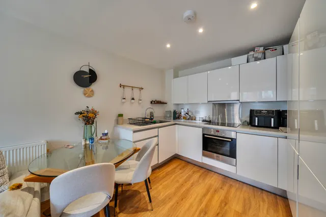Photo 3 — 6 Clement Court, Howard Road, Stanmore