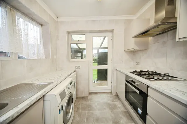 Photo 2 — Abingdon Road, Luton