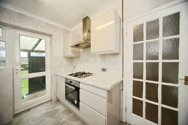 Photo 3 — Abingdon Road, Luton