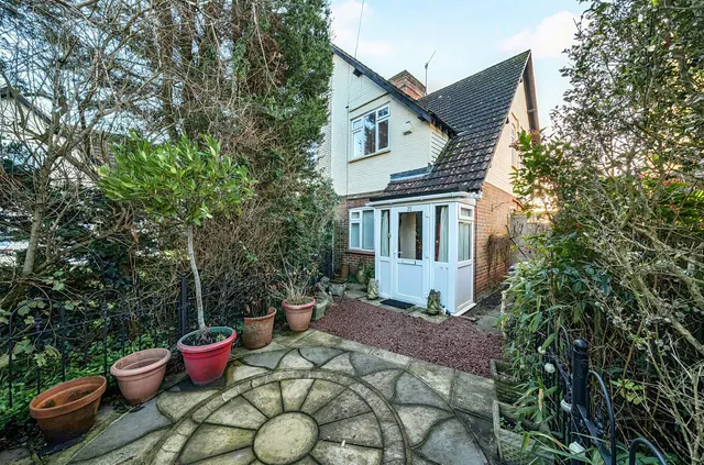 Pondfield Road, Farncombe, GU7, photo 1