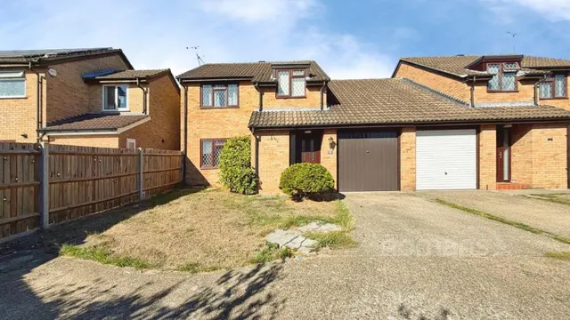 4 bedroom house, Old Brickfield Road, Aldershot, GU11