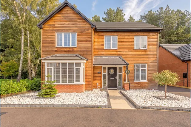 Red Oak Drive, Cookley, photo 1