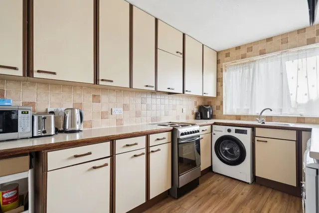 Whitchurch Lane, Edgware, HA8, photo 3