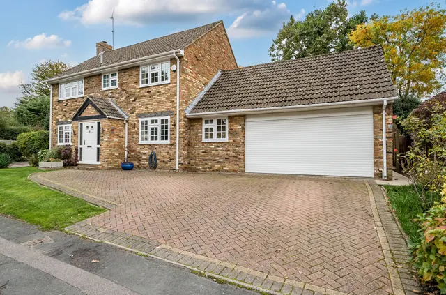 Fosters Grove, Windlesham, Surrey, GU20 6JZ, photo 1