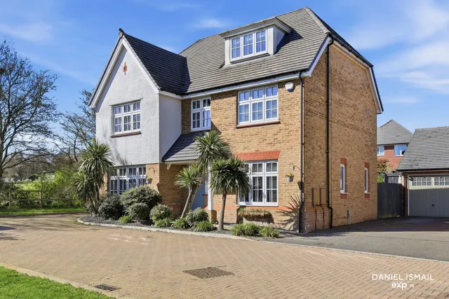 5 bedroom house — Hammond Close, Langdon Hills, Basildon, SS16 5HJ