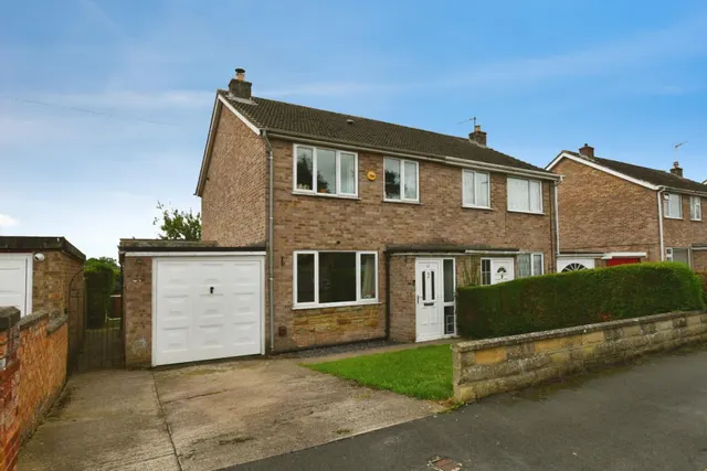 3 bedroom house — Lark Hill Drive, Ripon