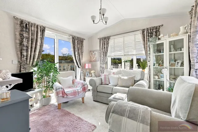 Woodbine Close, Waltham Abbey, EN9, photo 2
