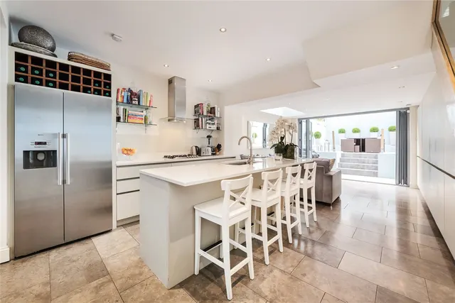 4 bedroom house — Langton Street, London, SW10