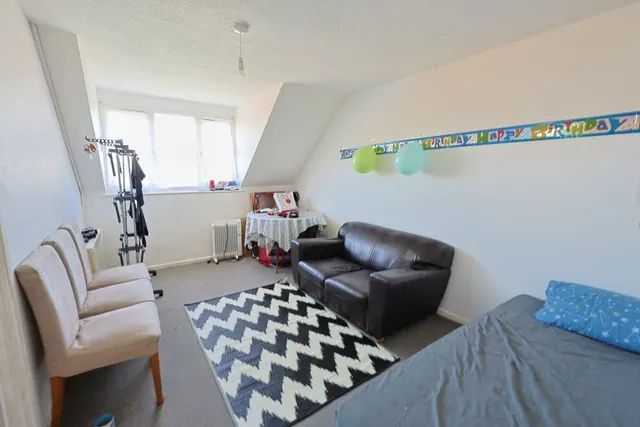 Photo 2 — Springwood Crescent, Edgware, Middlesex, HA8 8SD