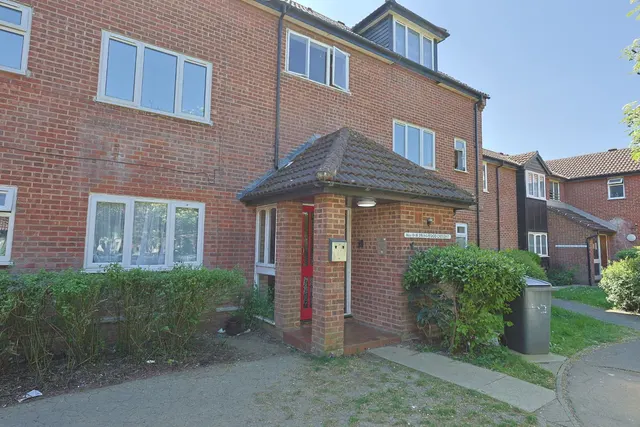 Springwood Crescent, Edgware, Middlesex, HA8 8SD, photo 1