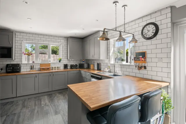 4 bedroom house — Sunbury Road, Feltham, TW13 4PH