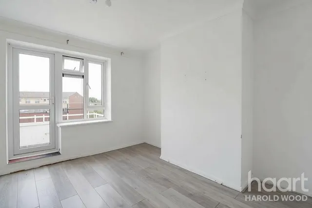 Petersfield Avenue, Harold Hill, RM3, photo 2