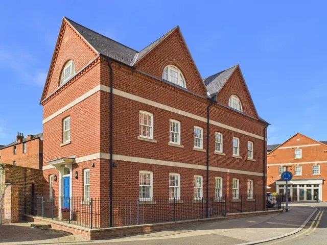 Moat Lane, Towcester, NN12, photo 1