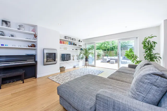 Photo 3 — 77e Belsize Lane, London