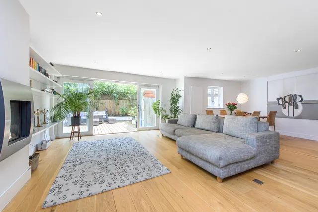 77e Belsize Lane, London, photo 1