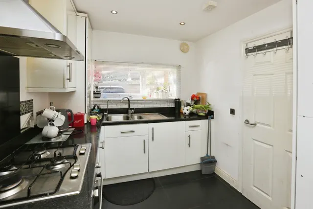 Photo 3 — Davenport Close, Gosport