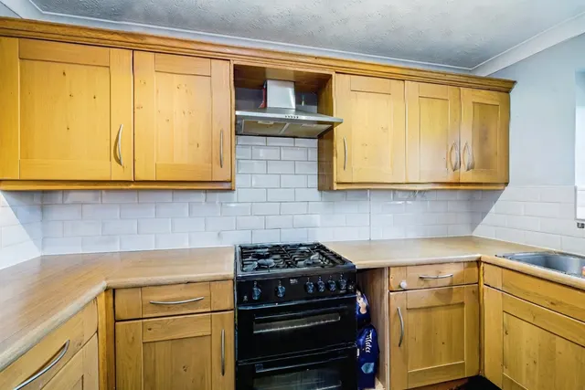Photo 2 — Parslow Close, Aylesbury