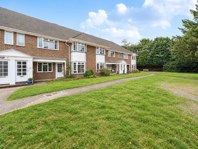Firgrove Court, Farnham, GU9, photo 1