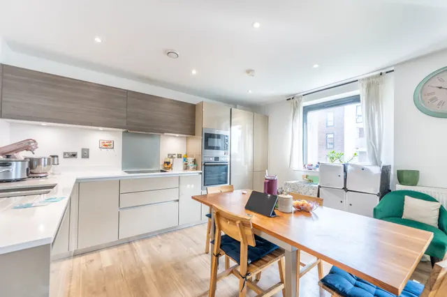 Photo 3 — 125 Fishers Way, Wembley