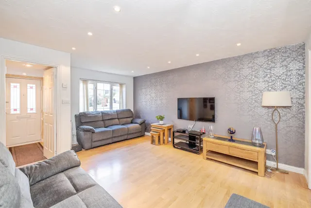 Photo 2 — Five Fields Close, Watford