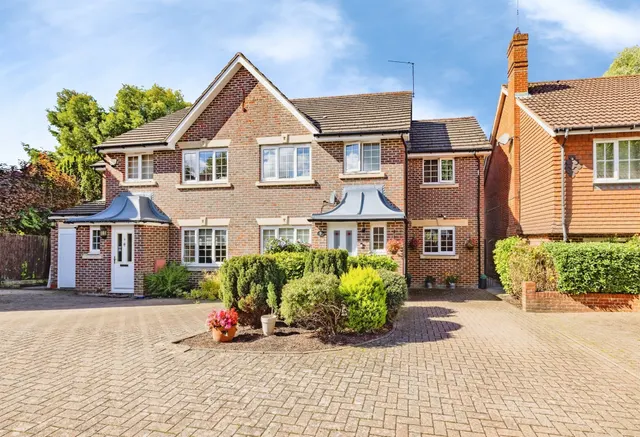 4 bedroom house — Five Fields Close, Watford