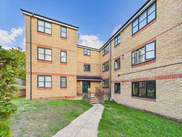 Lovegrove Drive, Slough, SL2, photo 1