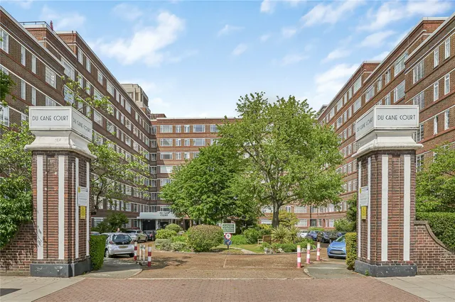 Balham High Road, London, SW17, photo 1