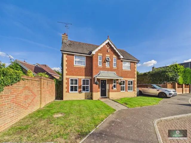 Henley Close, Maidenbower, photo 1