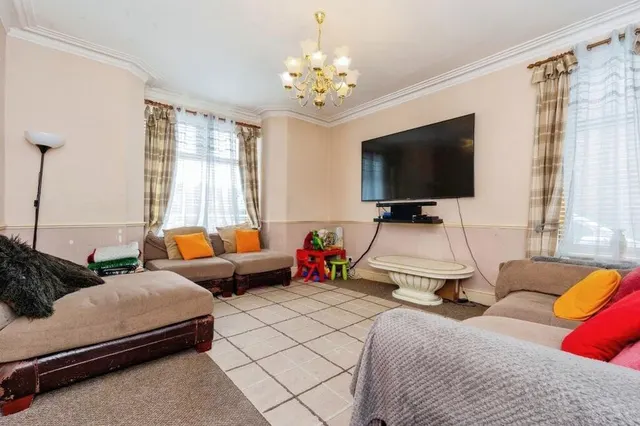 Lisburne Lane, Offerton, SK2, photo 2