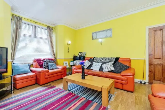 Lisburne Lane, Offerton, SK2, photo 3