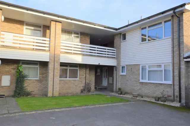 Highclere Court, Knaphill, GU21, photo 1