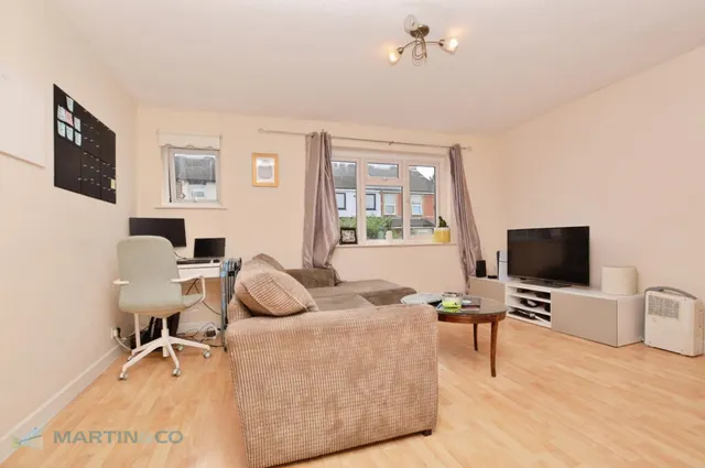 Highclere Court, Knaphill, GU21, photo 3