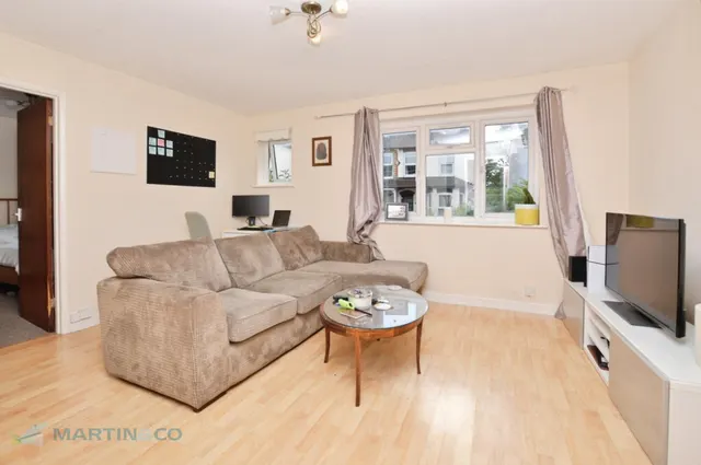 Highclere Court, Knaphill, GU21, photo 2