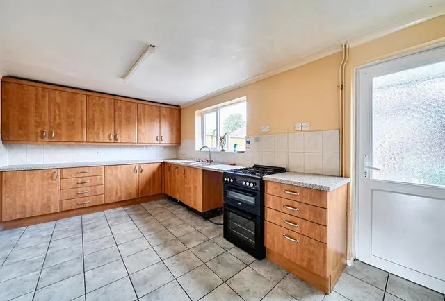 Carter Road, Cheltenham, GL51, photo 2