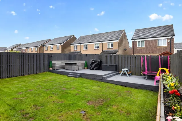 Photo 2 — Hallhill Circle, Johnstone