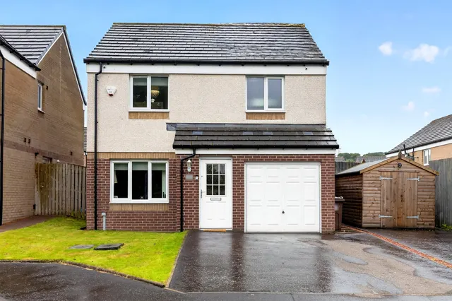 Photo 3 — Hallhill Circle, Johnstone