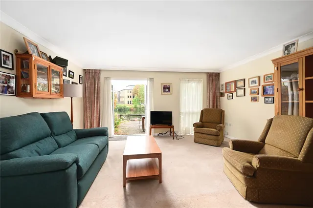 Island Close, Staines, TW18, photo 2