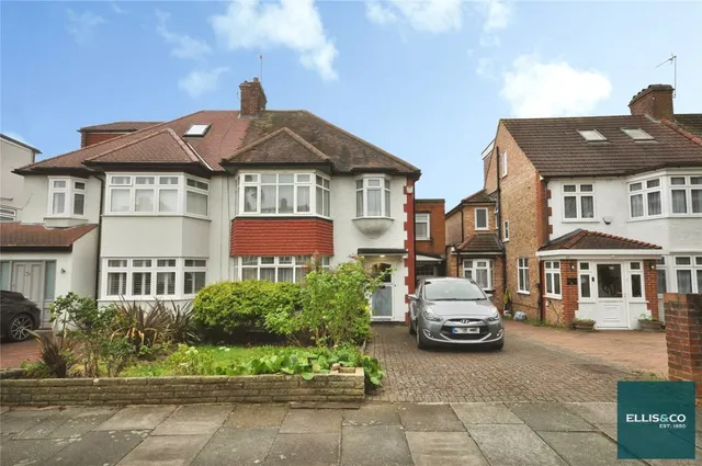 Sandringham Gardens, North Finchley, N12, photo 1