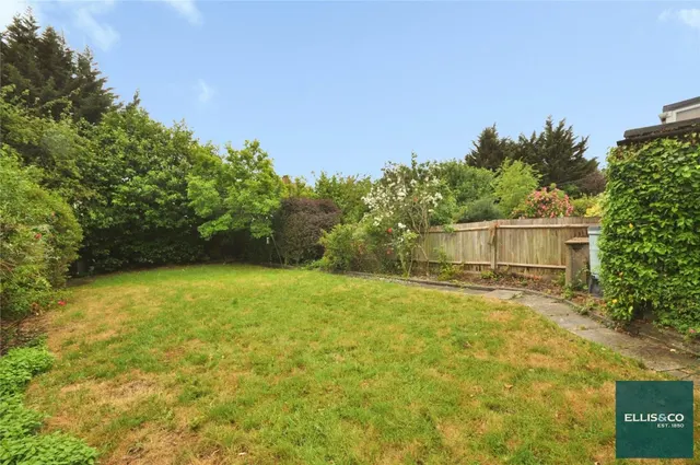 Sandringham Gardens, North Finchley, N12, photo 3
